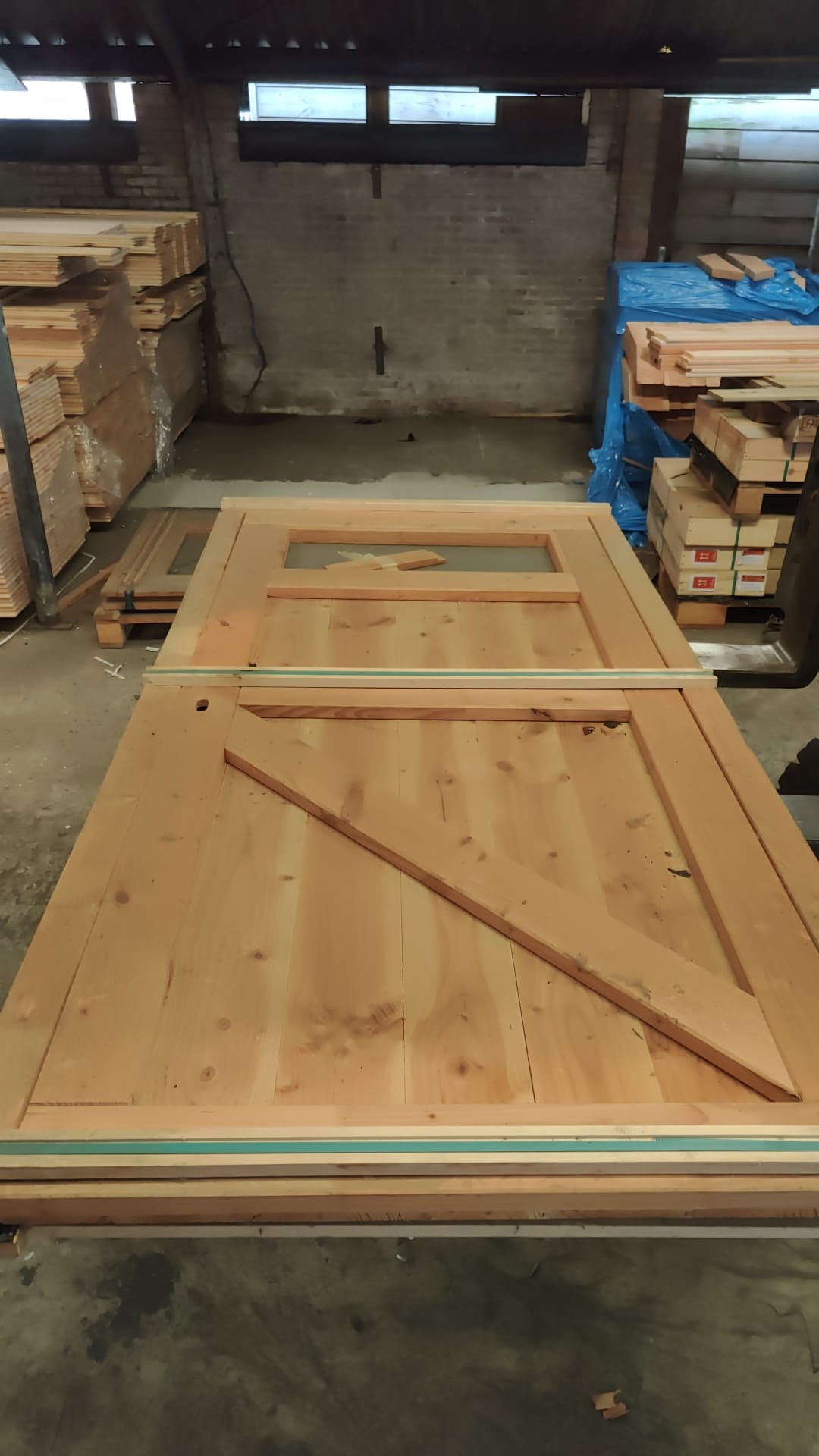 D05 opgeklampte deur enkel met bovenraam